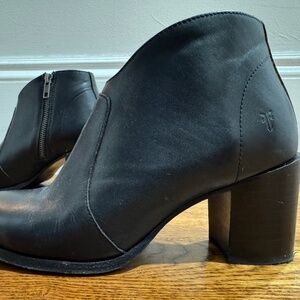 Frye Zip Ankle Booties - Black Leather size 7 women's